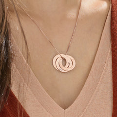 قلادة بخاتم روسي مع نقش بطلاء ذهبي وردي